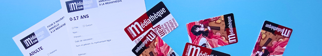 Des formulaires d'inscription blancs et des cartes de médiathèque rouges, blanches et noires étalées sur un fonds bleu.
